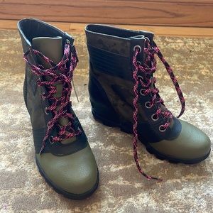 Sorel camo wedge boots NWT (Youth 5/Women’s 6)
